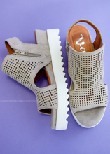 Load image into Gallery viewer, Amy Wedge Sandals by Very G - Light Grey
