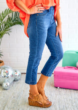 Load image into Gallery viewer, High Rise Cool Denim Pull On Capri Jeans
