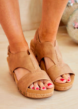 Load image into Gallery viewer, Refreshing Wedge Sandals - Brown
