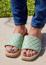 Load image into Gallery viewer, Quilted Slides- MINT - FINAL SALE
